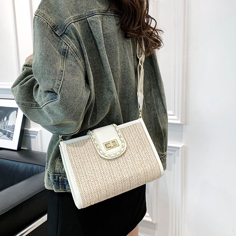 Women's Pu Leather Solid Color Vintage Style Classic Style Streetwear Sewing Thread Metal Button Pillow Shape Zipper Lock Clasp Shoulder Bag