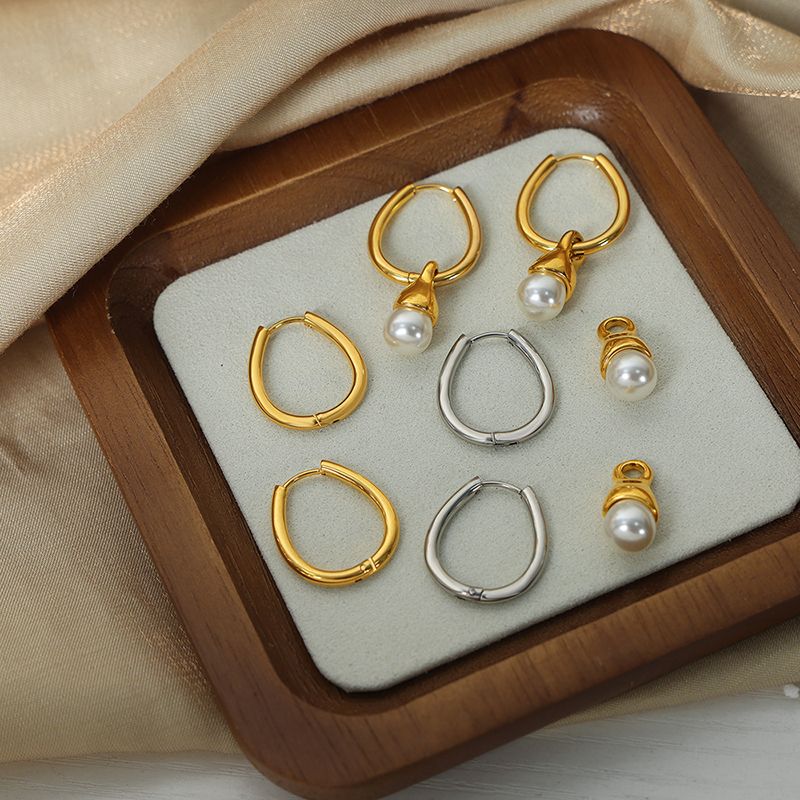 1 Paar Lässig Elegant Einfarbig Überzug Künstliche Perle Titan Stahl 18 Karat Vergoldet Ohrringe