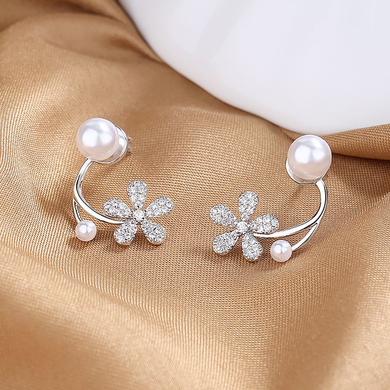 1 Paar Elegant Dame Glänzend Blütenblatt Überzug Inlay Sterling Silber Künstliche Perlen Zirkon Versilbert Ohrstecker