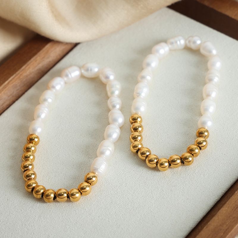 Lässig Elegant Französische Art Geometrisch Süßwasserperle Titan Stahl Perlen Überzug 18 Karat Vergoldet Frau Armbänder