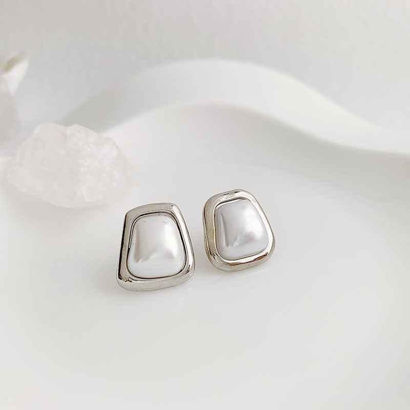 1 Paire Style Simple Style Classique Carré Placage Incruster Alliage Perles Artificielles Or Blanc Plaqué Boucles D'oreilles