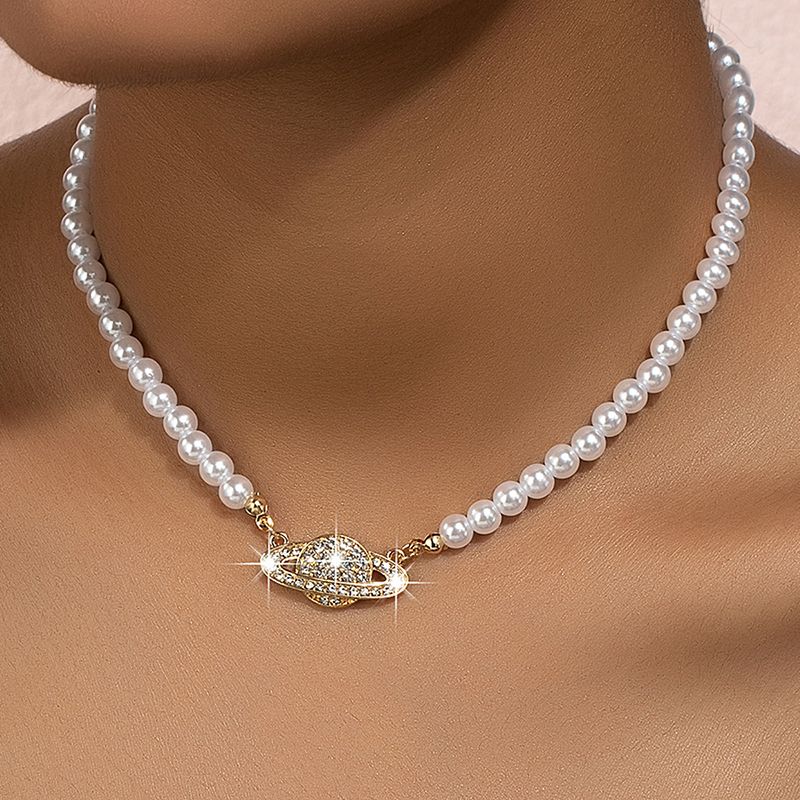 Einfacher Stil Klassischer Stil Brief Kunststoff Zinklegierung Perlen Überzug 14 Karat Vergoldet Frau Halskette Mit Anhänger