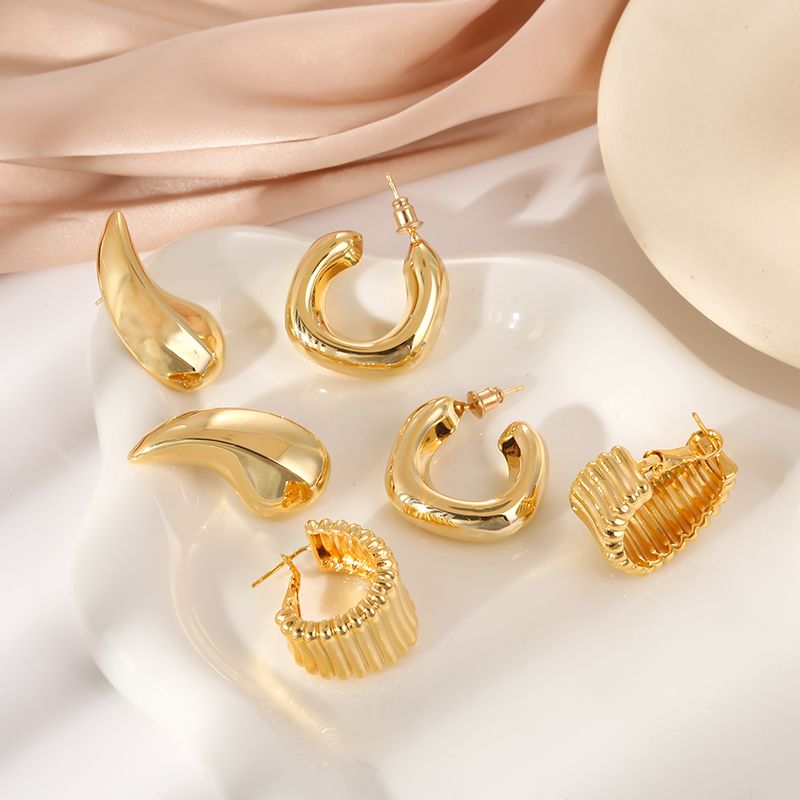 1 Pair Vintage Style Simple Style Water Droplets Solid Color Flower Plating Copper 18k Gold Plated Earrings