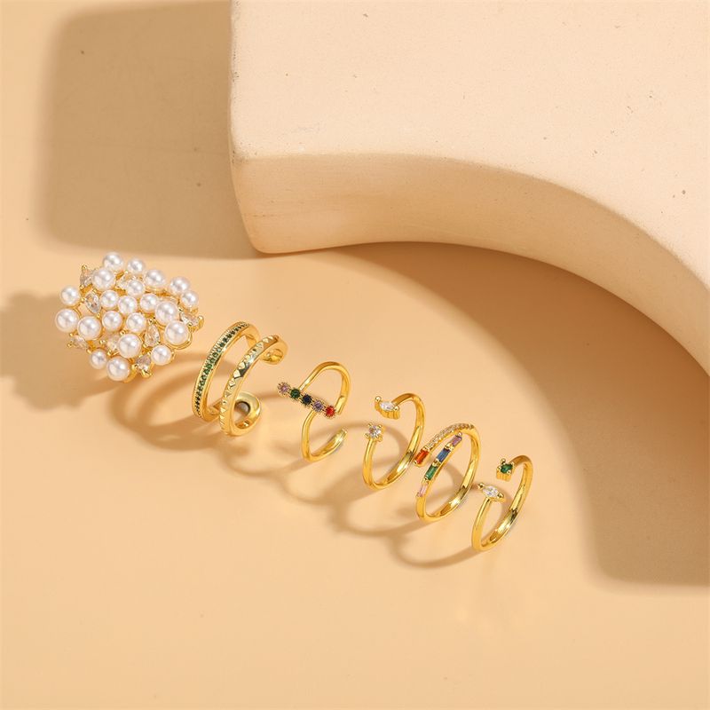 Elegante Estilo Clásico Geométrico Cobre Enchapado Embutido Perlas Artificiales Circón Chapado En Oro De 14 Quilates. Anillos Abiertos