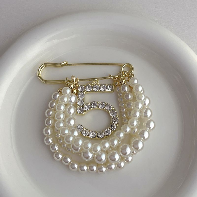 Elegante Dulce Número Aleación Enchapado Embutido Perlas Artificiales Diamantes De Imitación Mujeres Broches