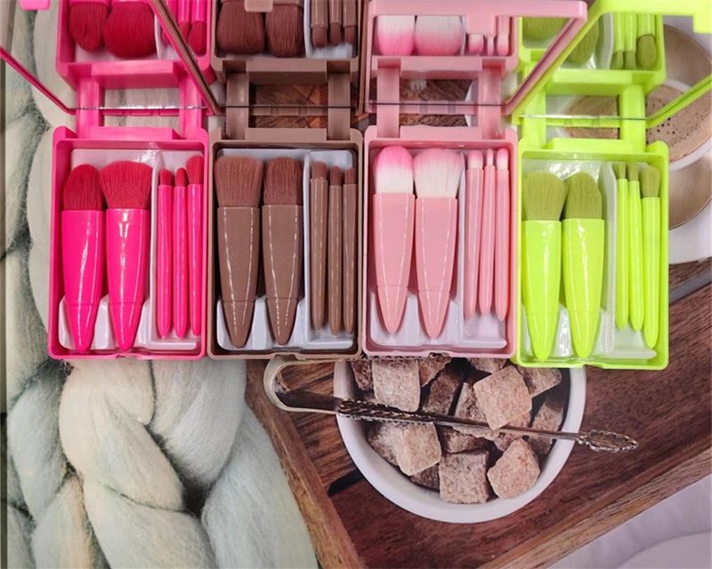 جذاب متعدد الألوان بلاستيك نايلون مقبض من البلاستيك مجموعات أدوات المكياج 1 مجموعة