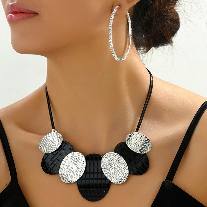 Elegante Estilo Simple Ronda Oval Aleación Enchapado Embutido Diamantes De Imitación Mujeres Aretes Collar