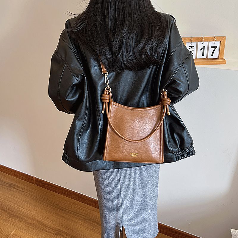 Women's Pu Leather Solid Color Basic Vintage Style Sewing Thread Square Zipper Shoulder Bag Square Bag