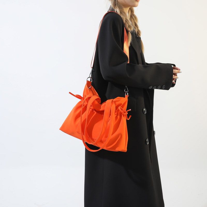 Women's Nylon Solid Color Vintage Style Classic Style Streetwear Sewing Thread Bucket Zipper Shoulder Bag Bucket Bag Underarm Bag