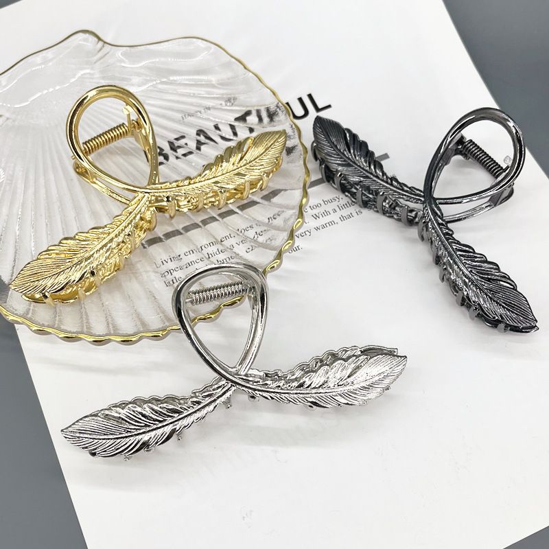 Simple Style Solid Color Alloy Hollow Out Hair Claws