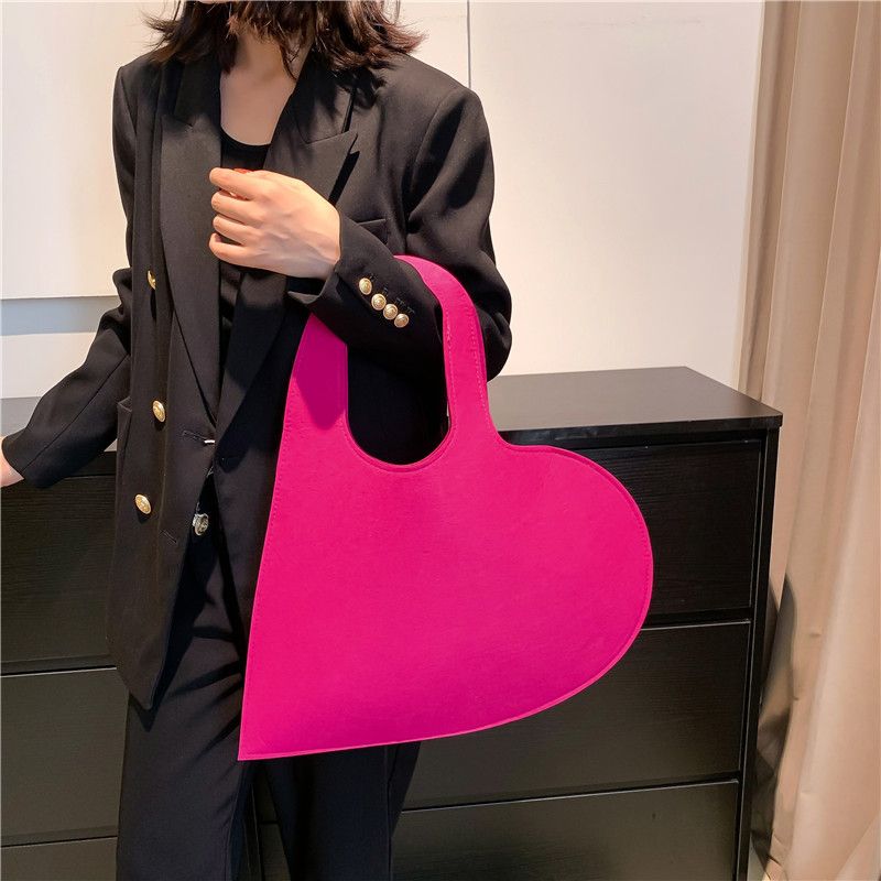 Women's Small Felt Cloth Solid Color Classic Style Streetwear Heart-shaped Zipper Handbag