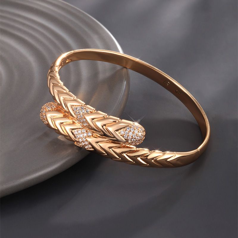 Retro Xuping Snake Alloy Inlay Artificial Gemstones 18k Gold Plated Women's Bangle