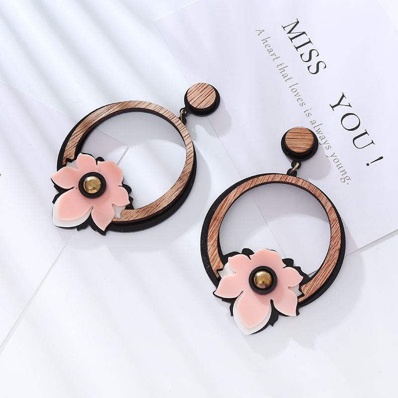 1 Pair Elegant Vacation Flower Hollow Out Wood Resin Drop Earrings