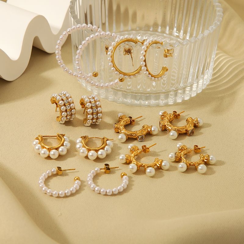 1 Paar Ferien Moderner Stil Einfacher Stil C-Form Perlen Überzug Inlay Edelstahl 304 Künstliche Perlen Strasssteine 18 Karat Vergoldet Ohrstecker
