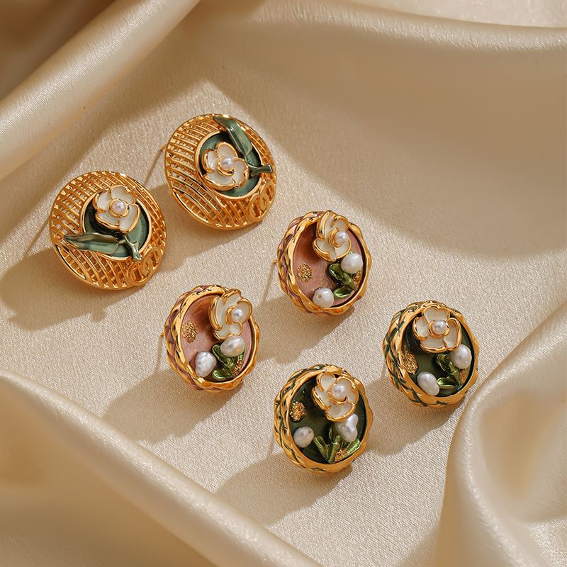1 Paar Elegant Klassisch Vintage-stil Blume Überzug Aushöhlen Inlay Süßwasserperle Kupfer Perle 18 Karat Vergoldet Ohrstecker