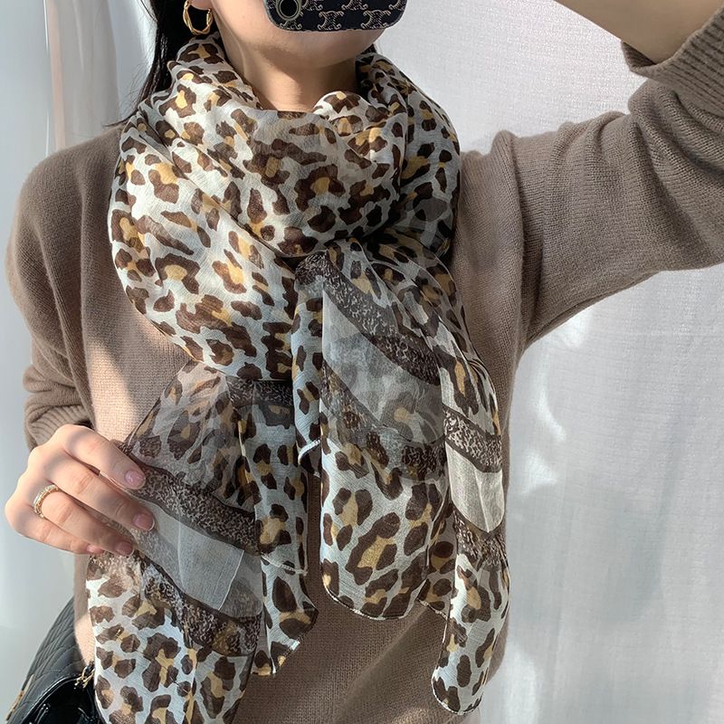Mujeres Elegante Leopardo Poliéster Impresión Pañuelo De Seda