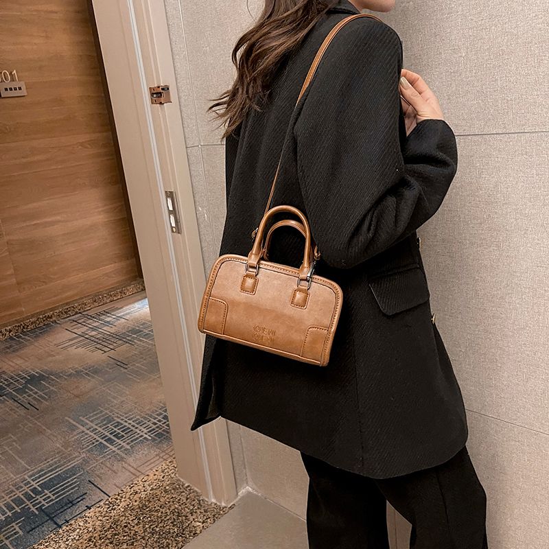 Women's Pu Leather Solid Color Streetwear Sewing Thread Square Zipper Handbag