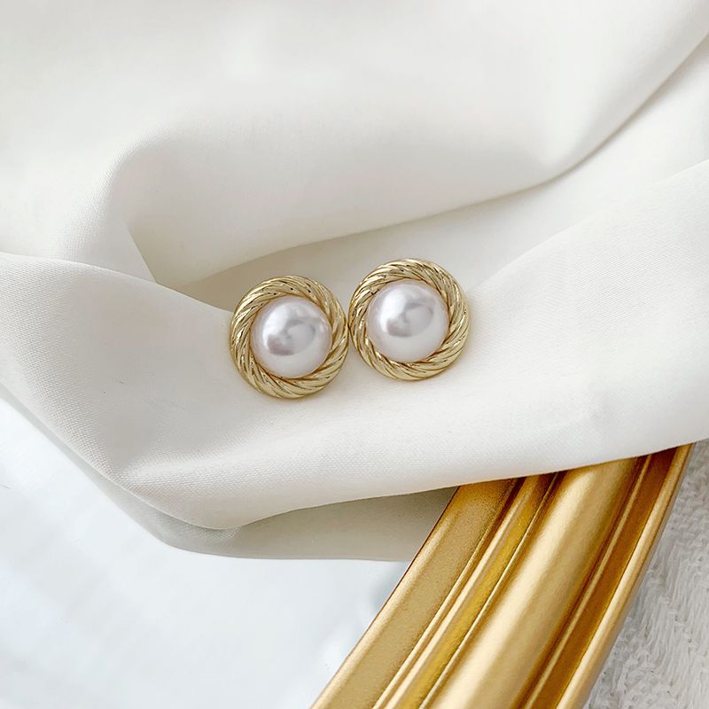 1 Pair Simple Style Classic Style Round Plating Inlay Alloy Artificial Pearls Gold Plated Ear Studs
