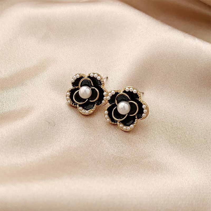 1 Pair Elegant Lady Flower Inlay Alloy Artificial Pearls Gold Plated Ear Studs