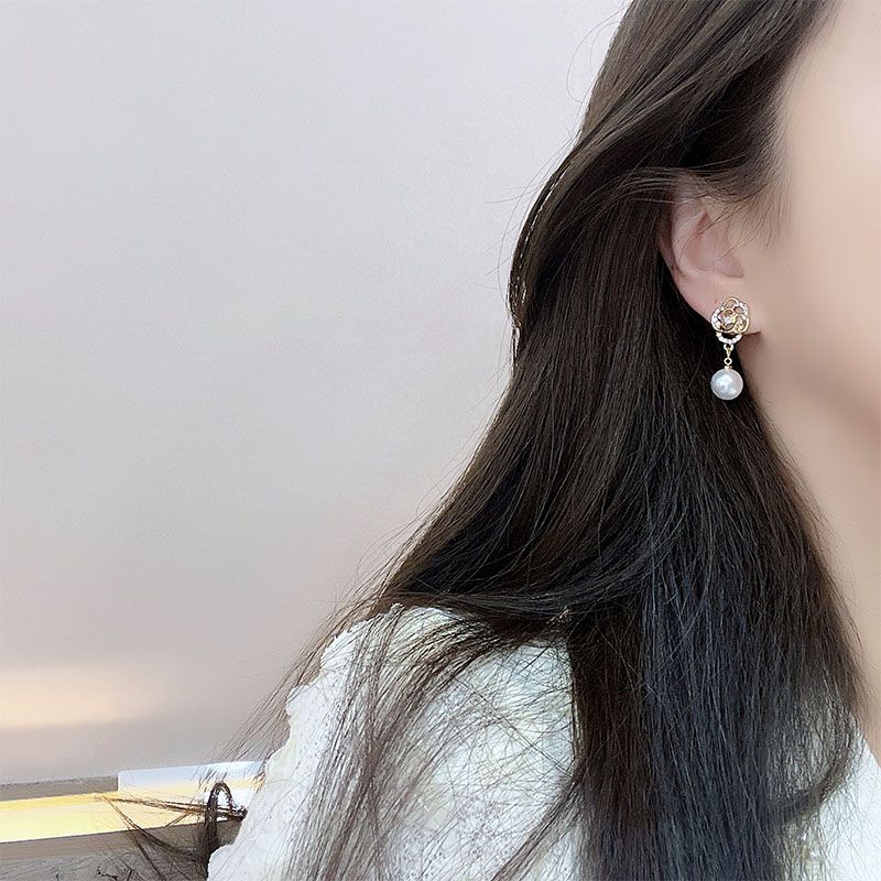 1 Pair Elegant Sweet Flower Alloy Artificial Rhinestones Artificial Pearls Drop Earrings Ear Cuffs