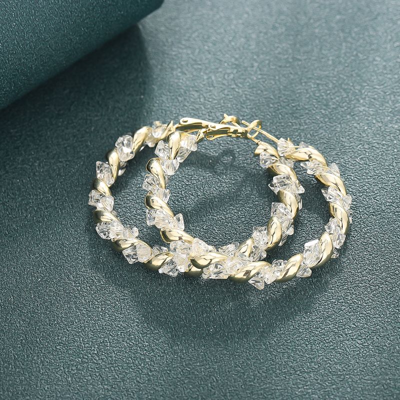 1 Par Estilo Simple Estilo Clásico Circulo Enchapado Embutido Cobre Diamantes De Imitación Circón Chapado En Oro De 14 Quilates. Pendientes De Aro