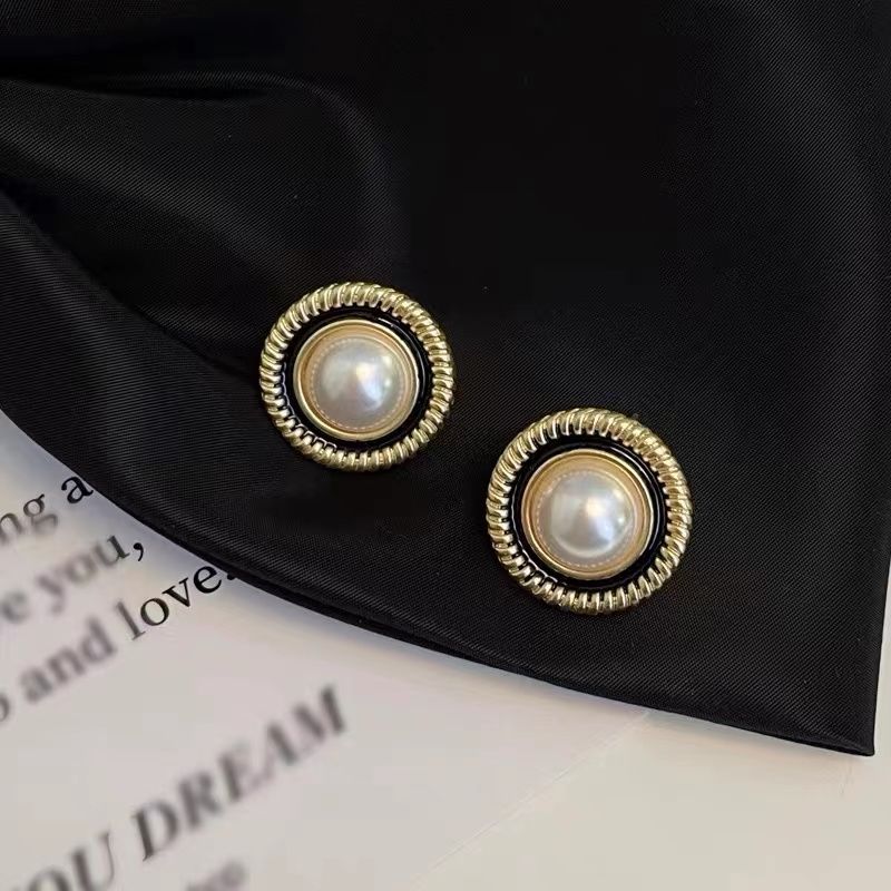 1 Paar Elegant Vintage-stil Einfacher Stil Runden Überzug Inlay Legierung Künstliche Perlen Vergoldet Ohrstecker