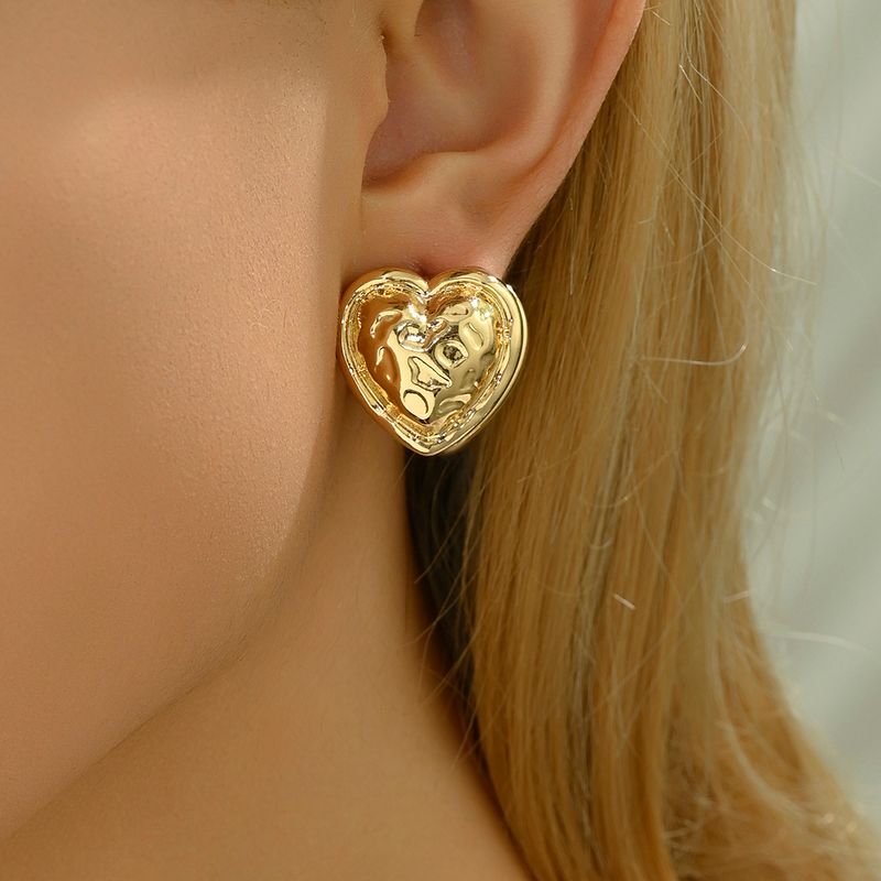 1 Pair Elegant Cute Heart Shape Shell Alloy Iron Ear Studs