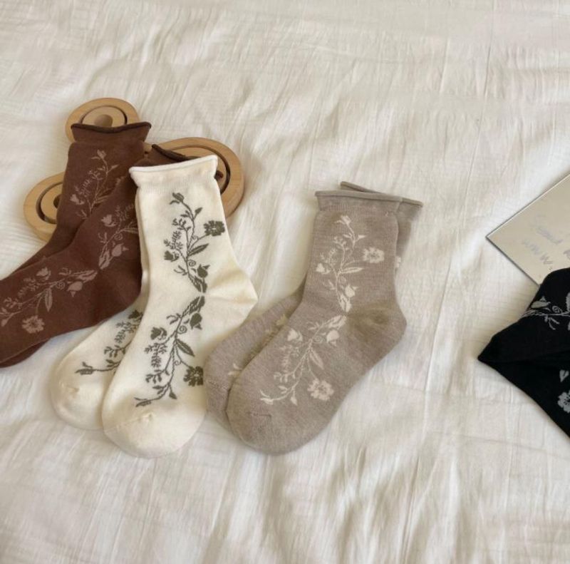 Women's Elegant Japanese Style Flower Wool Jacquard Crew Socks A Pair