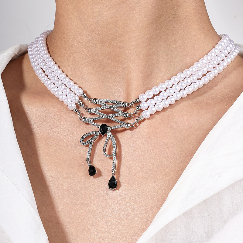 Lässig Einfacher Stil Bogenknoten Imitationsperle Legierung Perlen Inlay Strasssteine Frau Dreilagige Halskette
