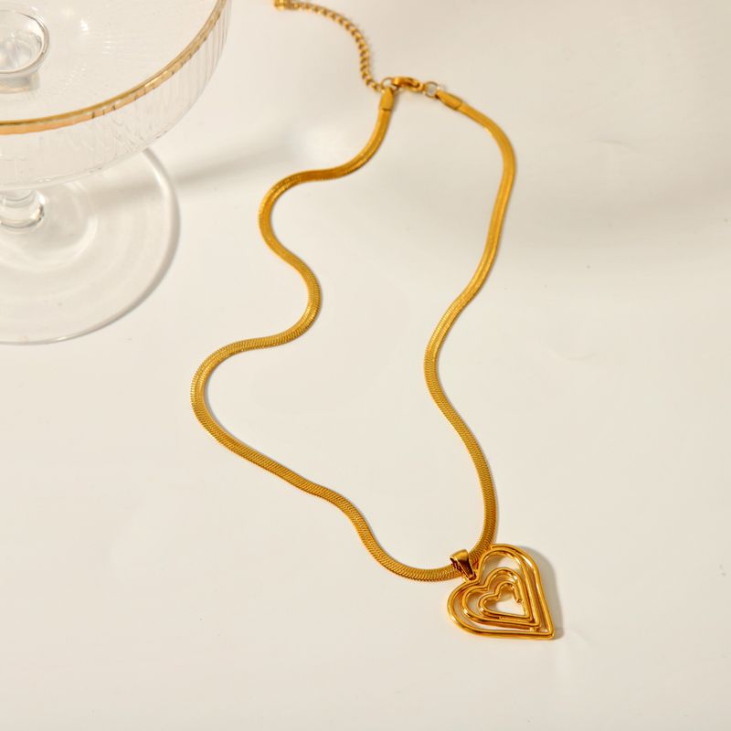 Retro Heart Shape Stainless Steel Plating Hollow Out 18k Gold Plated Pendant Necklace