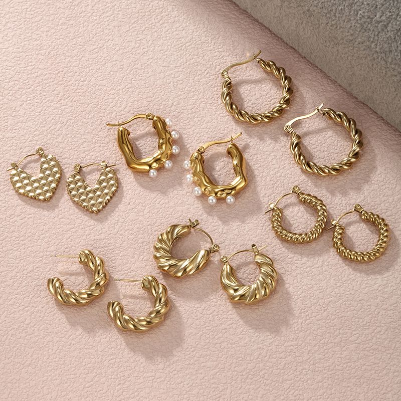 1 Paar Einfacher Stil Runden Überzug Inlay Edelstahl 304 Künstliche Perlen 18 Karat Vergoldet Ohrringe