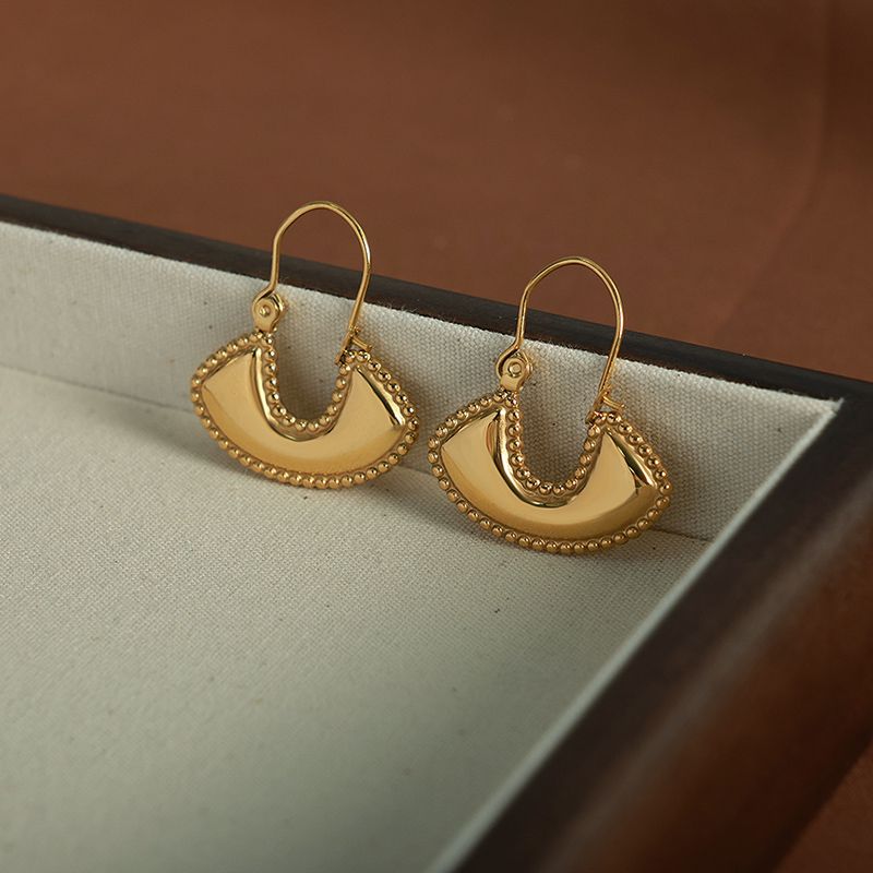 1 Paar Vintage-stil Einfacher Stil Klassischer Stil Tasche Überzug Dreidimensional Titan Stahl 18 Karat Vergoldet Ohrringe