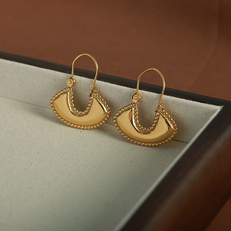 1 Par Estilo Vintage Estilo Simple Estilo Clásico Bolsa Enchapado Tridimensional Acero Titanio Chapado En Oro De 18 Quilates. Aretes