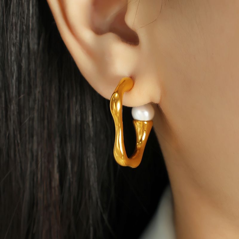 1 Paar Elegant Einfacher Stil C-form Irregulär Überzug Titan Stahl Künstliche Perlen 18 Karat Vergoldet Ohrstecker