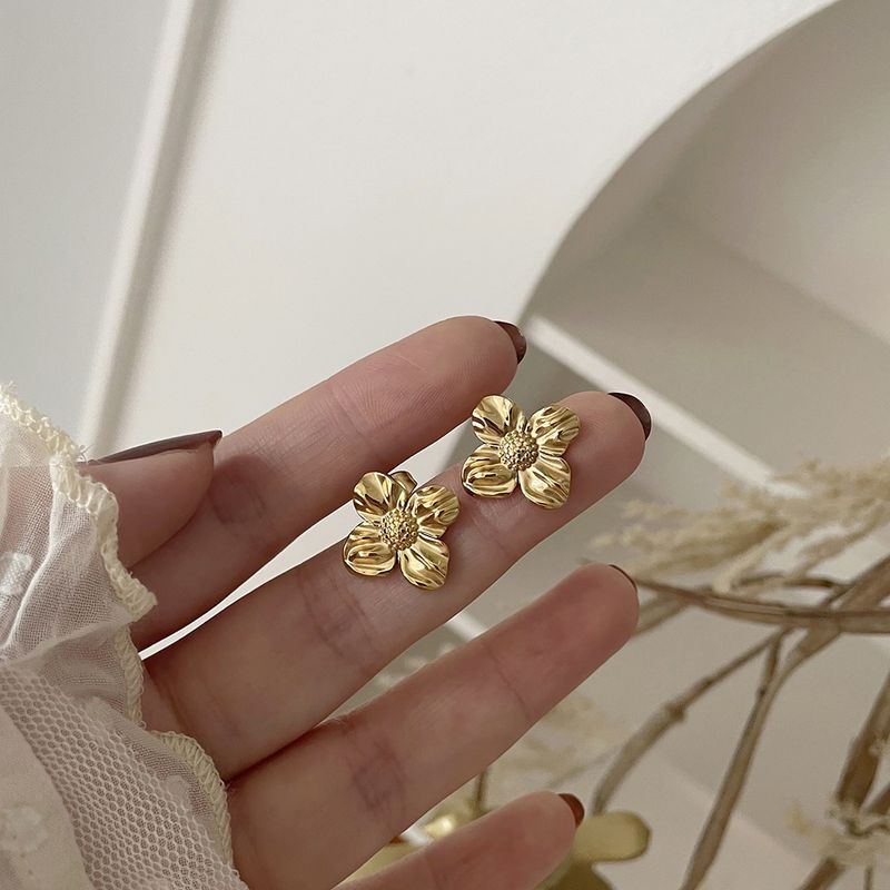 1 Par Estilo IG Flor Enchapado Acero Inoxidable Chapados en oro de 18k Pendientes