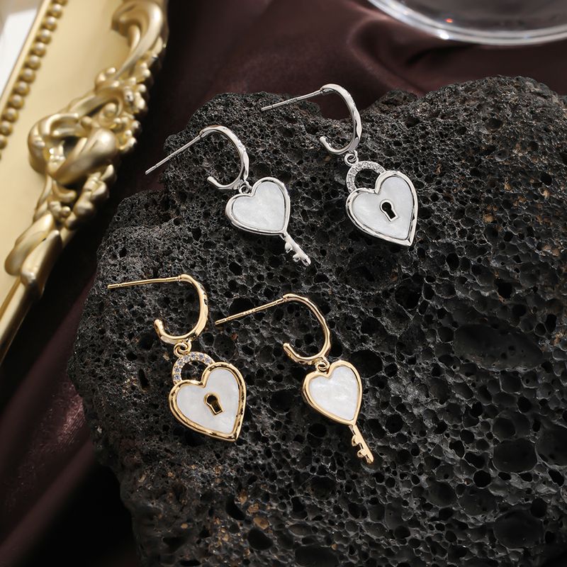 1 Paire Romantique Forme De Cœur Clé Cadenas Placage Incruster Le Cuivre Strass Coquille Plaqué Or 14k Boucles D'oreilles