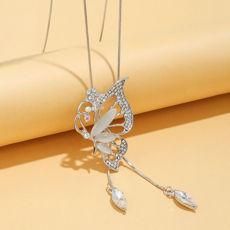 Elegante Mariposa Aleación Cobre Enchapado Embutido Cristal Artificial Diamantes De Imitación Artificiales Ópalo Mujeres Cadena De Suéter