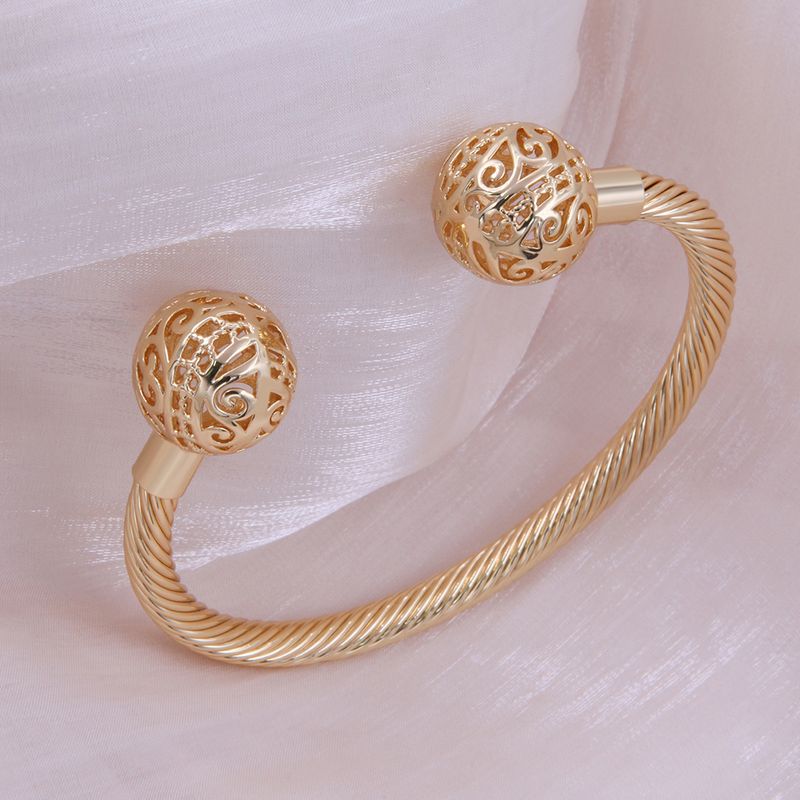 Elegant Simple Style Solid Color Copper Twist Plating Hollow Out 18k Gold Plated Bangle