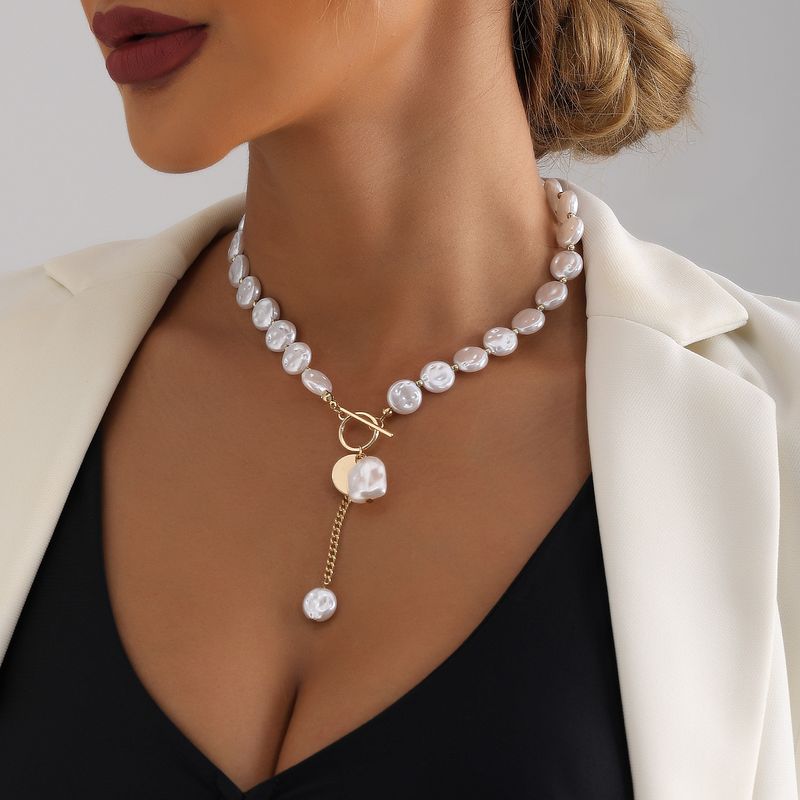 Elegant Shiny Geometric Imitation Pearl Alloy Women's Necklace