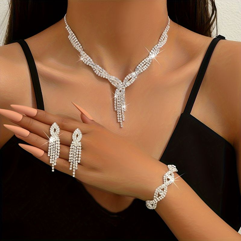 Estilo Simple Brillante Borla Color Sólido Aleación Enchapado Embutido Diamantes De Imitación Plateado Mujeres Conjunto De Joyas