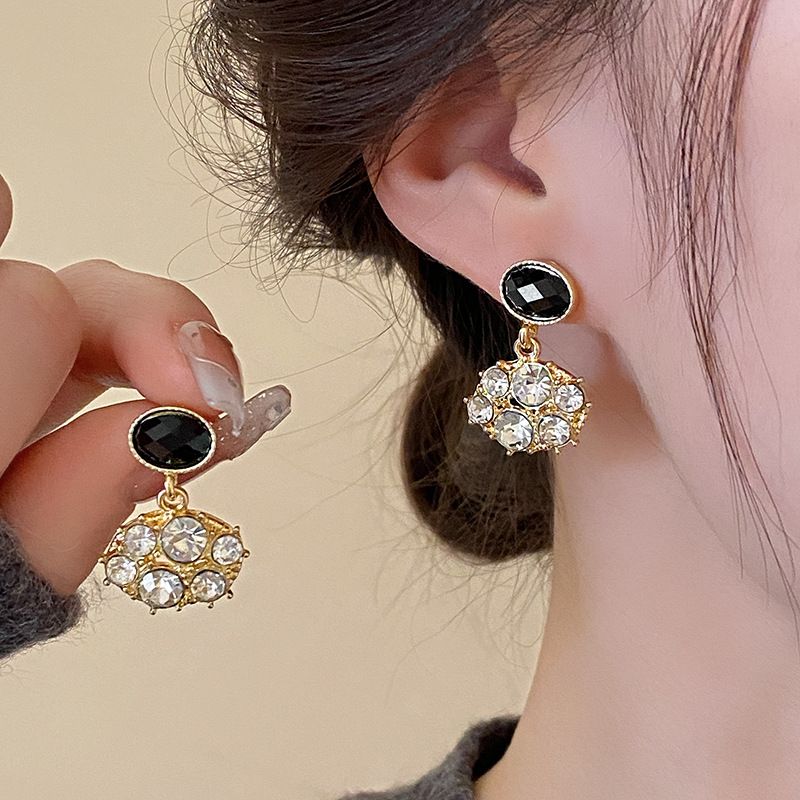 1 Paire Style Simple Brillant Géométrique Placage Incruster Alliage Cristal Strass Plaqué Or 18k Boucles D'oreilles