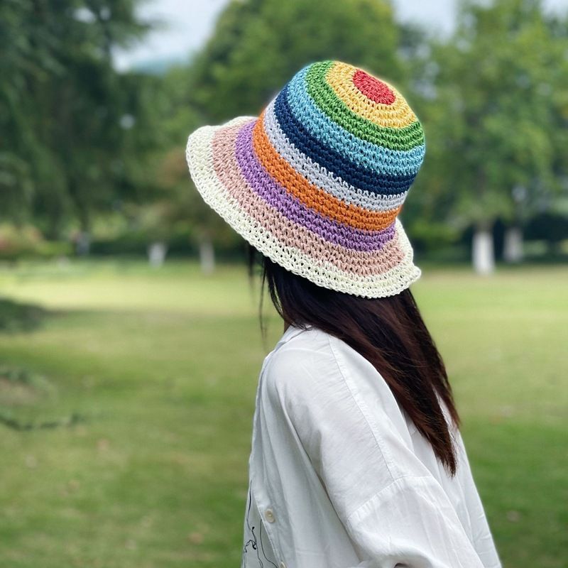 امرأة حلو متعدد الألوان طنف واسعة قبعة من القش