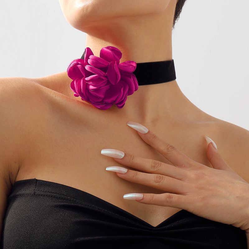 Großhandel Schmuck Einfacher Stil Blume Beflockung Tuch Eisen Stoff Blumen Halsband