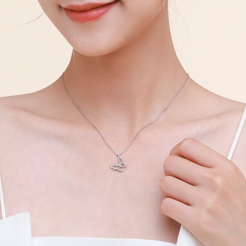 Estilo Simple Mariposa Cobre Enchapado Ahuecar Embutido Diamante Artificial Blanco Oro Plateado Collar Colgante