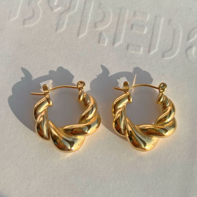 1 Paar Einfacher Stil Twist Titan Stahl Überzug 18 Karat Vergoldet Reif Ohrringe