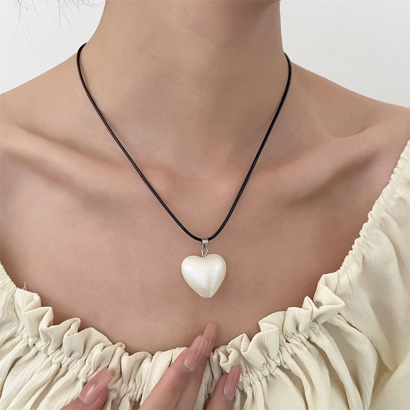 Estilo Simple Forma De Corazón Resina Tridimensional Mujeres Collar Colgante