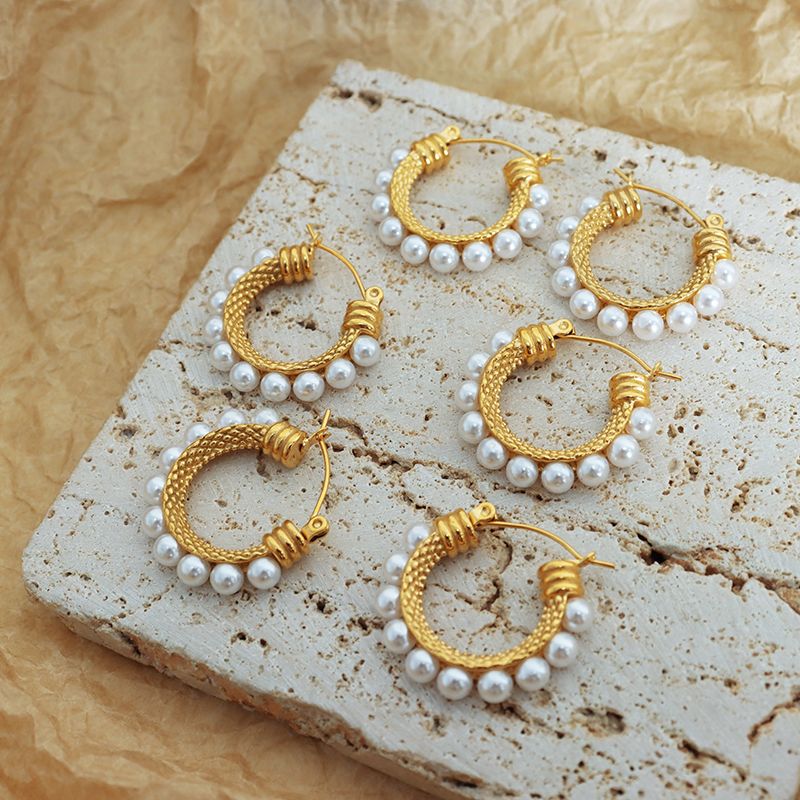 1 Paar Vintage-stil C-form Inlay Rostfreier Stahl Künstliche Perlen 18 Karat Vergoldet Ohrringe