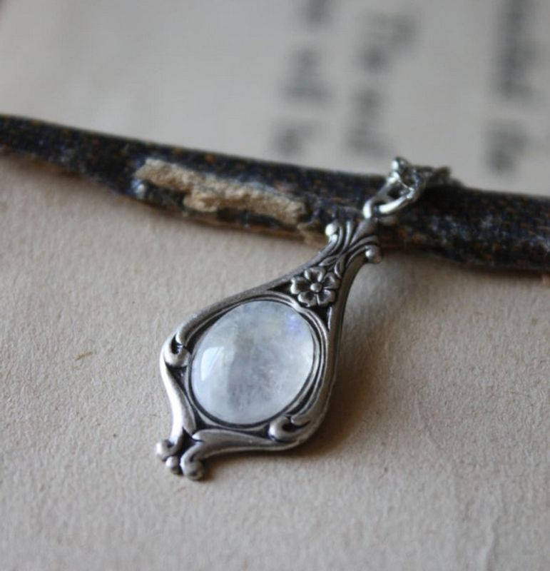 Wholesale Jewelry Retro Water Droplets Alloy Moonstone Pendant Necklace