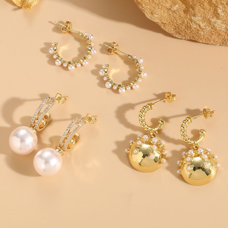 1 Paar Elegant Luxuriös Königin C-form Überzug Inlay Kupfer Künstliche Perlen Zirkon 14 Karat Vergoldet Tropfenohrringe Ohrstecker