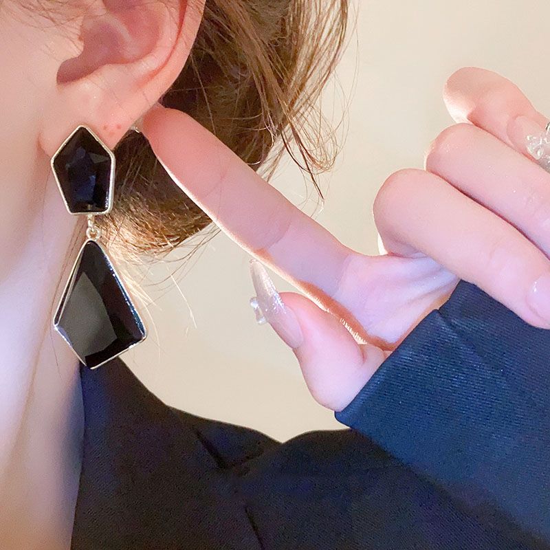 Style Coréen Rhombe Alliage Incruster Pierres Précieuses Artificielles Femmes Boucles D'oreilles